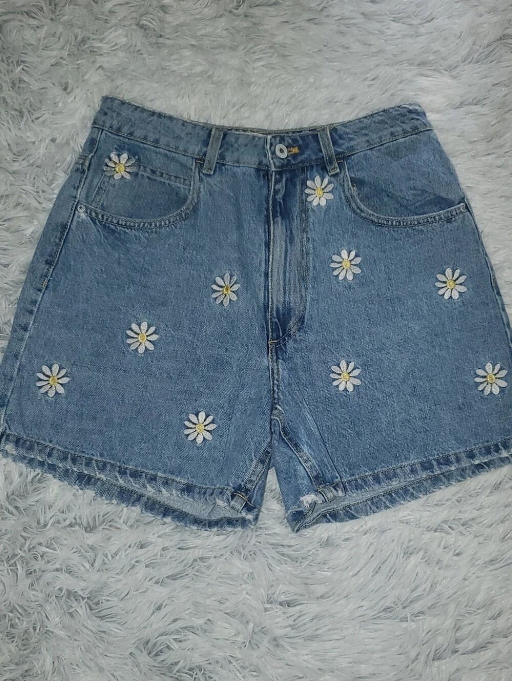 **Zara Trafaluc Daisy Embroidered Denim Shorts Women’s Size 6 High Rise Floral**
